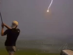 Американский гольфист запустил в небо мяч, который поразила молния
