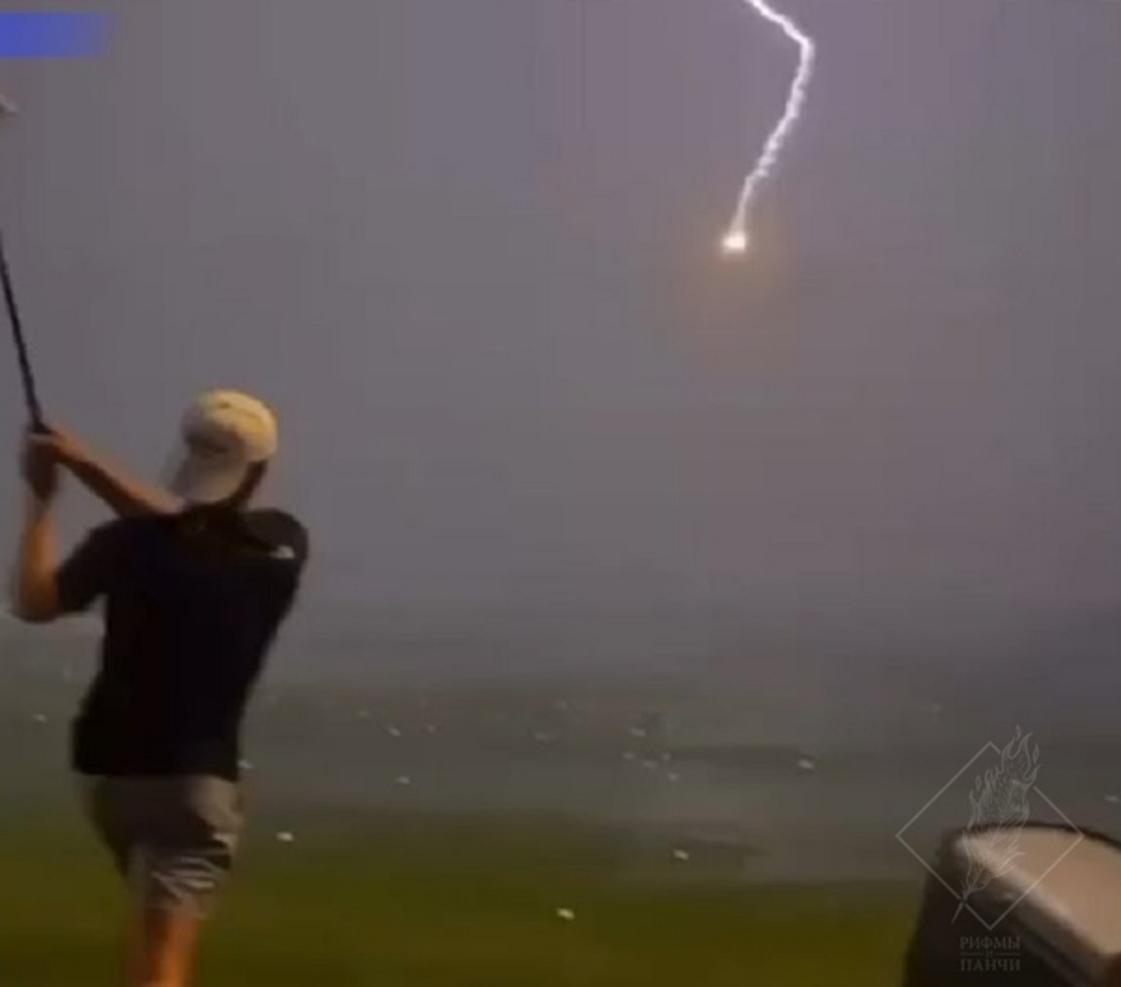 Американский гольфист запустил в небо мяч, который поразила молния