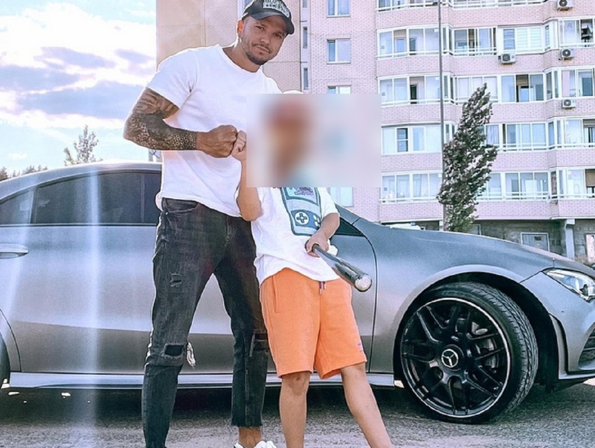«Мы едем, как деды»: экс-участник «Дома-2» усадил 8-летнего сына за руль Mercedes