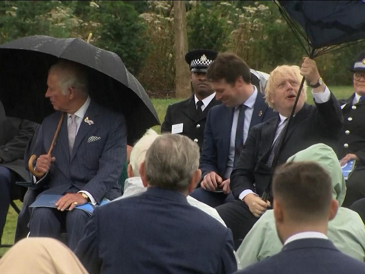 Борис Джонсон насмешил публику тщетной борьбой с зонтом