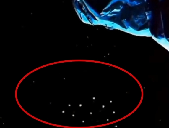 «Охотник за НЛО» заметил рядом с МКС около 50 неопознанных объектов