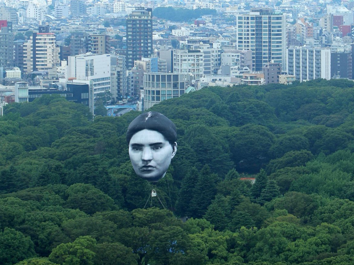 Гигантская серая голова целый день летала над Токио, пугая жителей