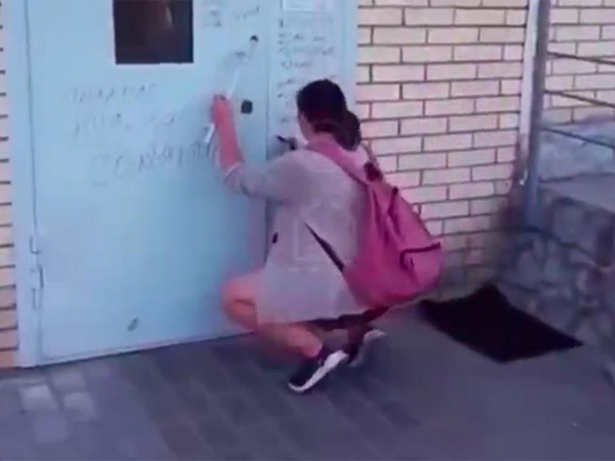 В Москве женщина отомстила бывшему, испортив дверь подъезда