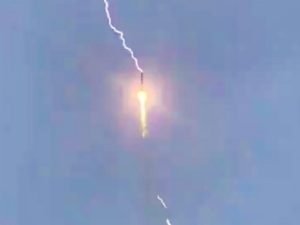 Молния поразила запущенную ракету, попав на видео