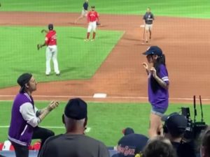 Титктокер поймал рыбу на липучке и заставил 