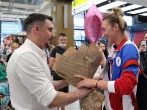 Серебряную призерку Олимпиады Анастасию Логунову встретили в аэропорту предложением руки и сердца