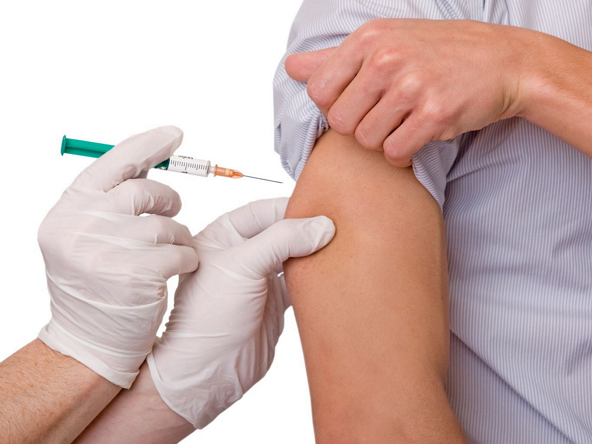 Медики требуют расширить список медотводов от вакцинации против COVID-19
