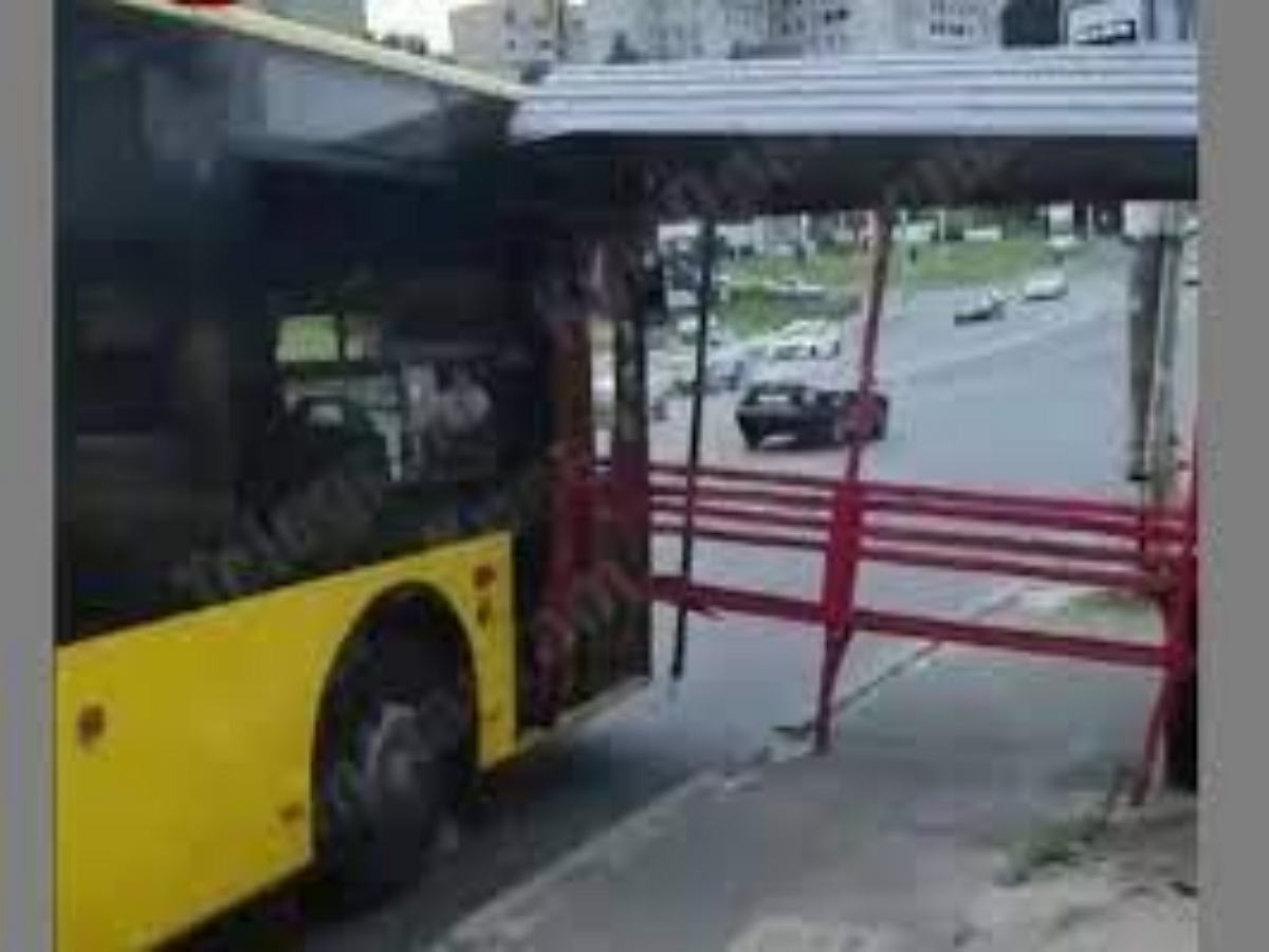 В Киеве остановка врезалась в троллейбус