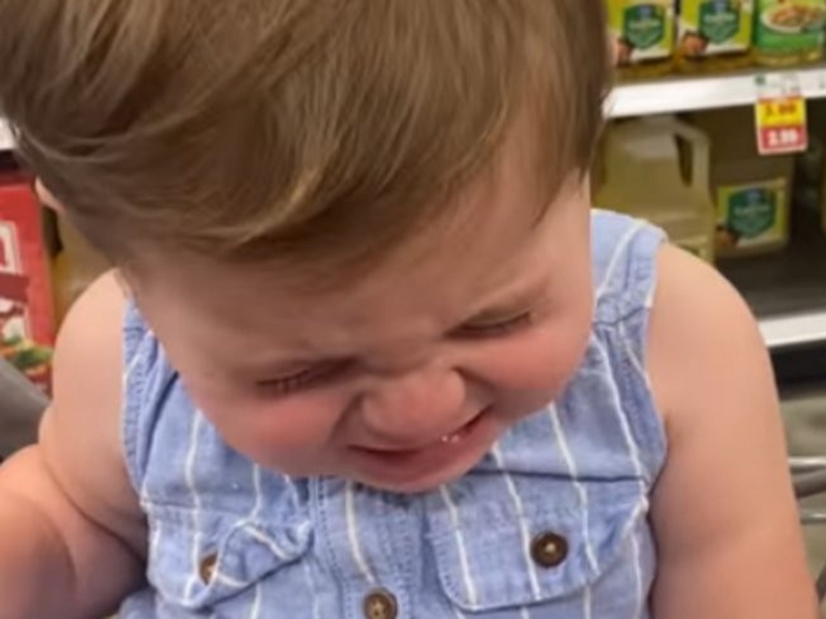 Девочка пытается имитировать плач, чтобы выманить у отца лакомство