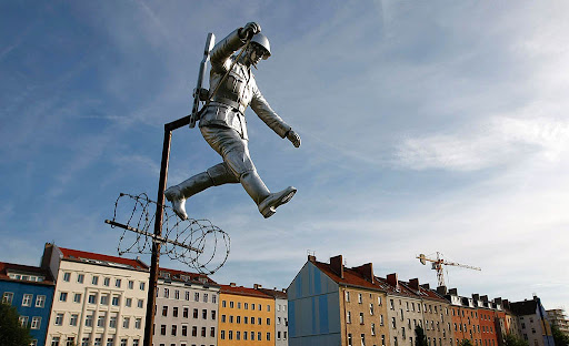 Самые необычные побеги через Берлинскую стену
