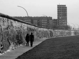 Самые необычные побеги через Берлинскую стену 