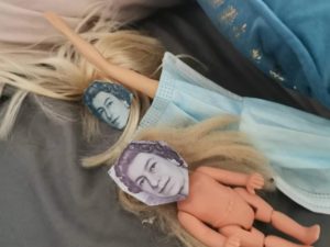 Малышка превратила своих кукол в принцесс «на все деньги»