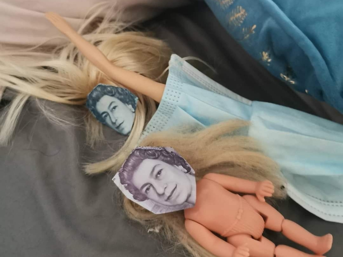 Малышка превратила своих кукол в принцесс “на все деньги”