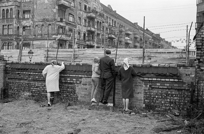Самые необычные побеги через Берлинскую стену