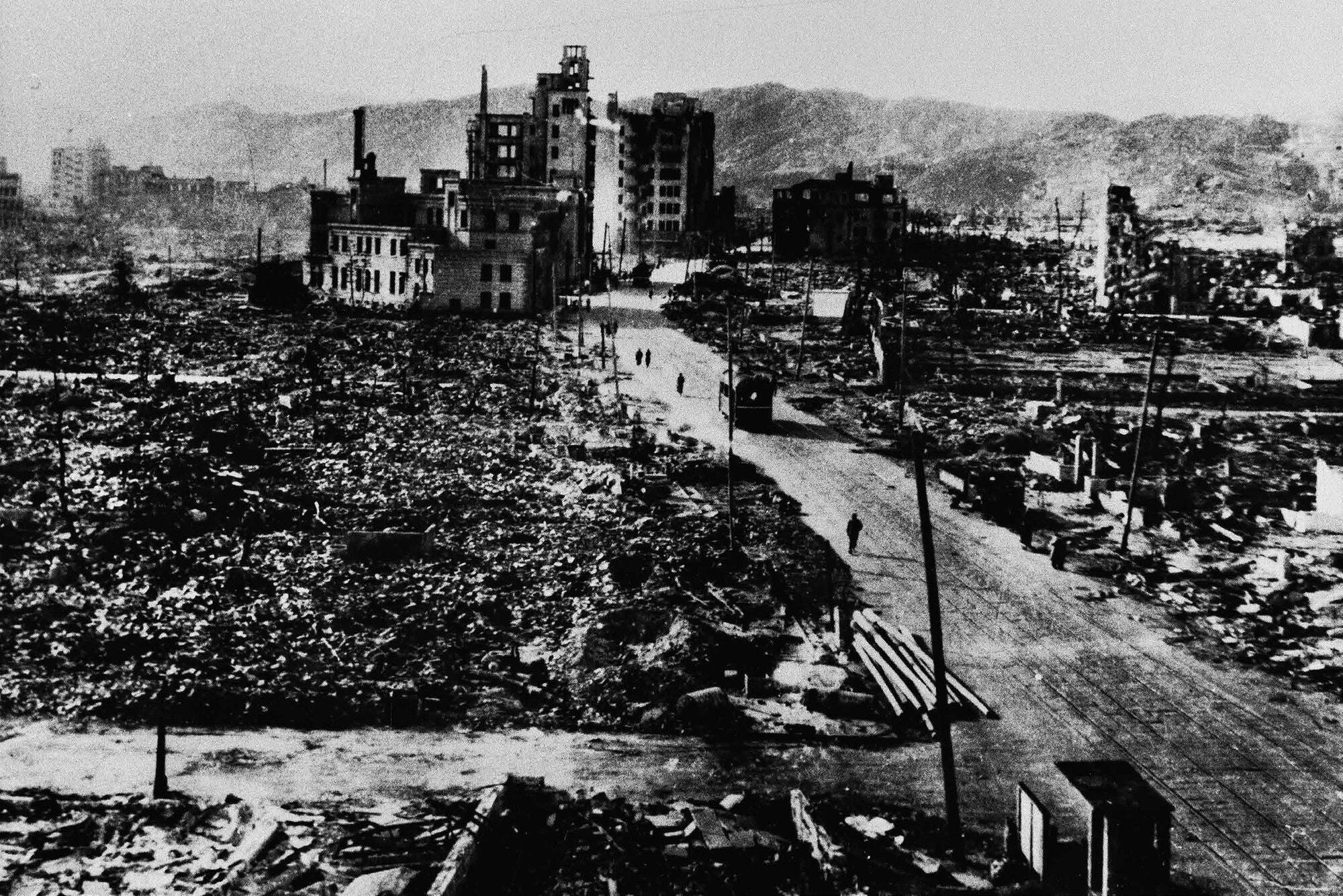 В каком году скинули хиросиму. Япония 1945 Хиросима и Нагасаки. Бомбардировка Хиросимы и Нагасаки. Взрыв Хиросима и Нагасаки.