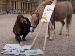 В Англии пони научился рисовать и даже пишет картины