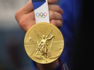 Японский мэр укусил золотую медаль олимпийской чемпионки