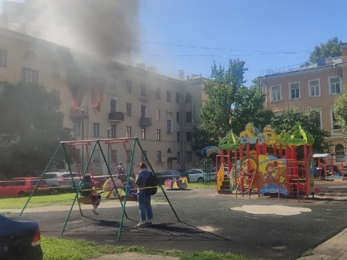 В Санкт-Петербурге дети мирно качались на качелях на фоне горящего дома