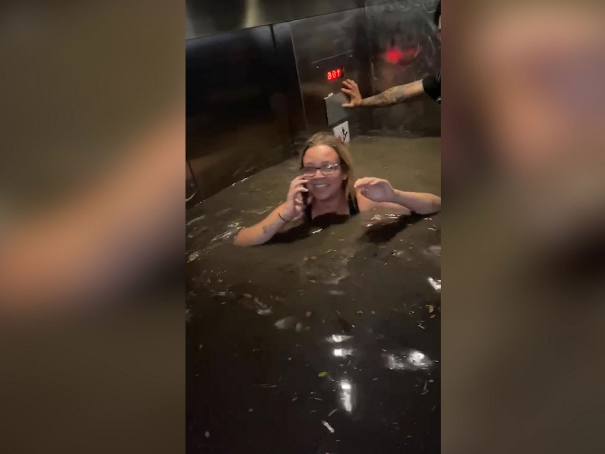 Друзья воспользовались лифтом во время наводнения, попав в страшную ловушку