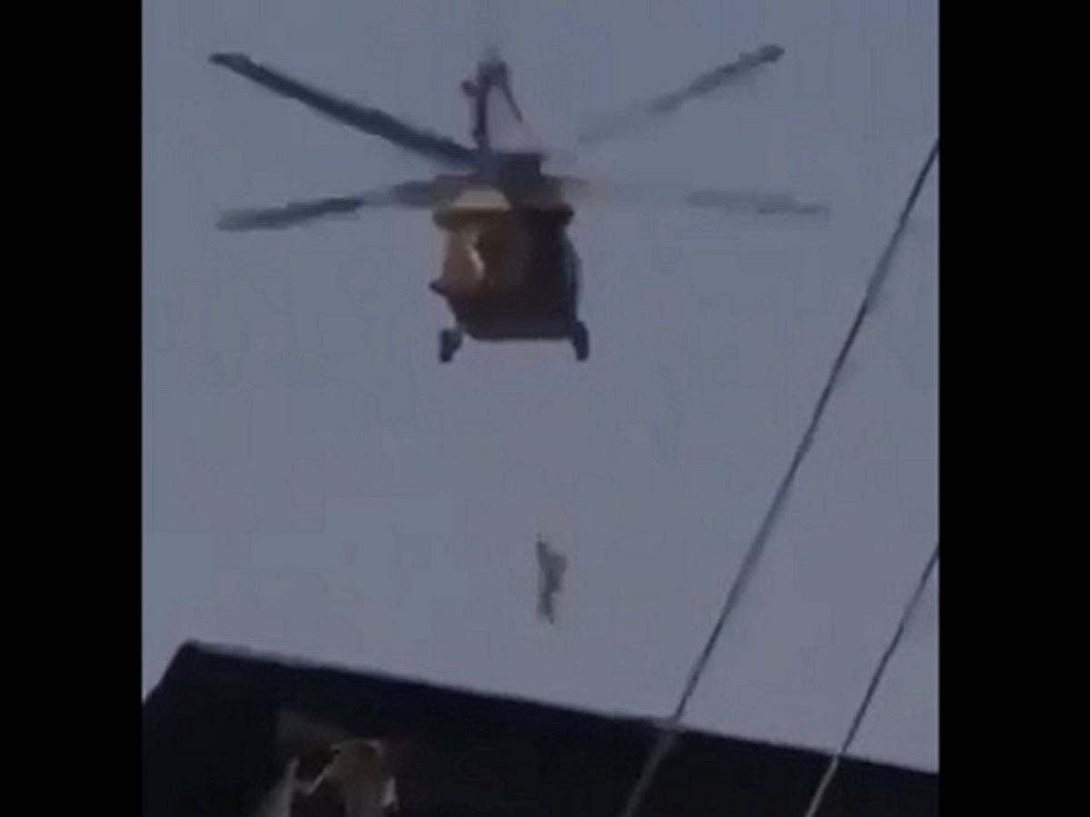 В Сеть попало видео с «подвешенным» к вертолету талибов человеком