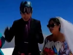 Влюбленные из Боливии поженились на высоте 6,5 тысяч метров