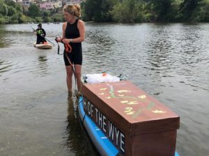 Британская пловчиха устроила заплыв с гробом, чтобы обратить внимание властей на загрязнение водоемов