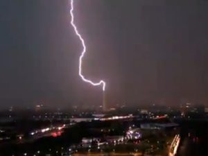 Удар молнии в верхушку монумента сняли в Вашингтоне