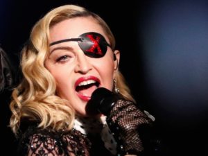 На новом фото Мадонна стала похожа на Ким Кардашьян
