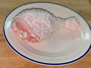 Кондитер из Англии сделала пугающий тортик в виде сырой куриной ноги