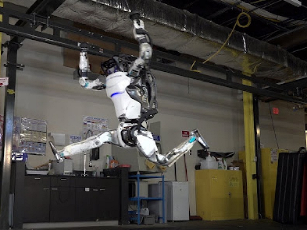 Роботы Boston Dynamics освоили паркур и даже сальто назад