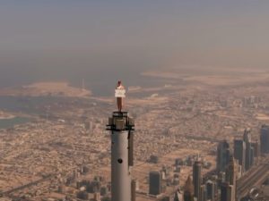 Авиакомпания сняла рекламный ролик, поставив девушку на шпиль самого высокого здания в мире