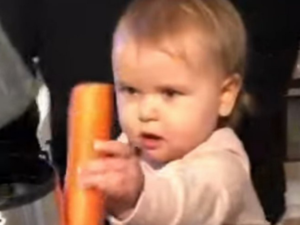 Малышка добавила в соковыжималку секретный ингредиент, рассмешив пользователей