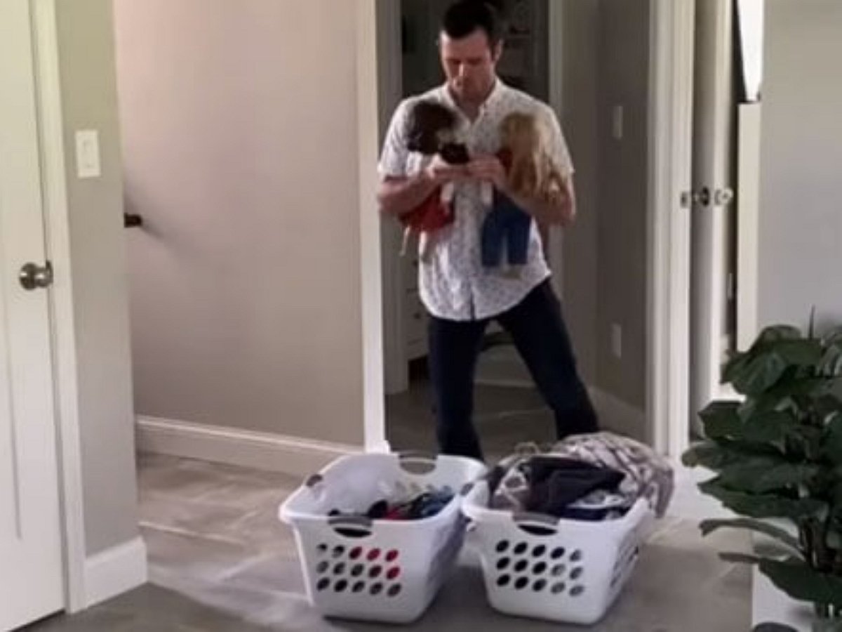 Каскадер показал, как выполнять домашнюю работу, если руки заняты детьми