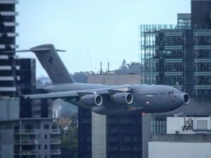 В Австралии военный самолет пролетел между домами на рекордно низкой высоте