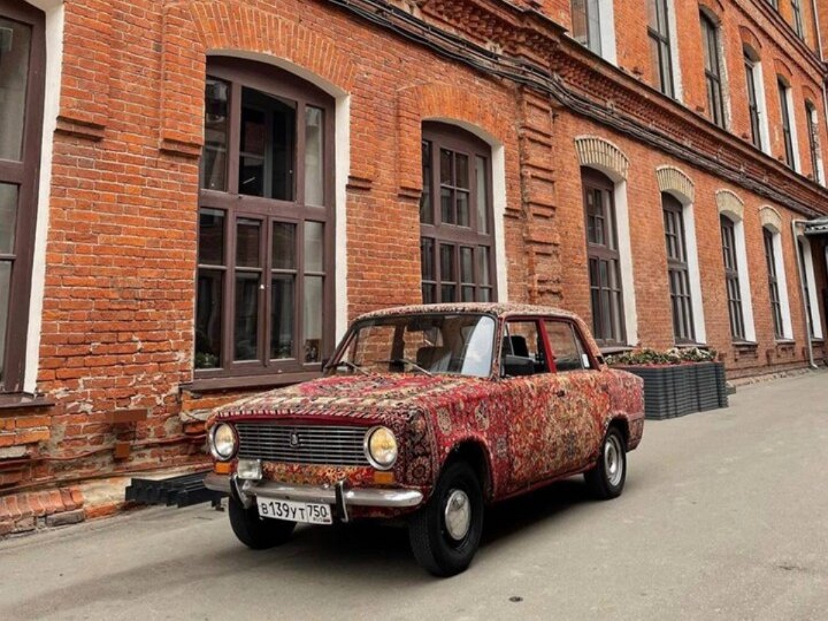 На улицах Москвы появилась машина, покрытая коврами