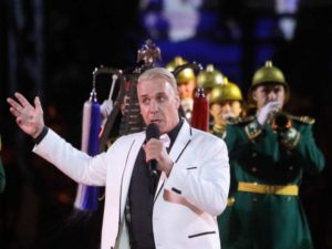 После концерта лидера Rammstein на Красной площади зрители просят дать ему российское гражданство