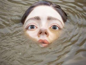 В Испании появилась огромная статуя утонувшей девушки