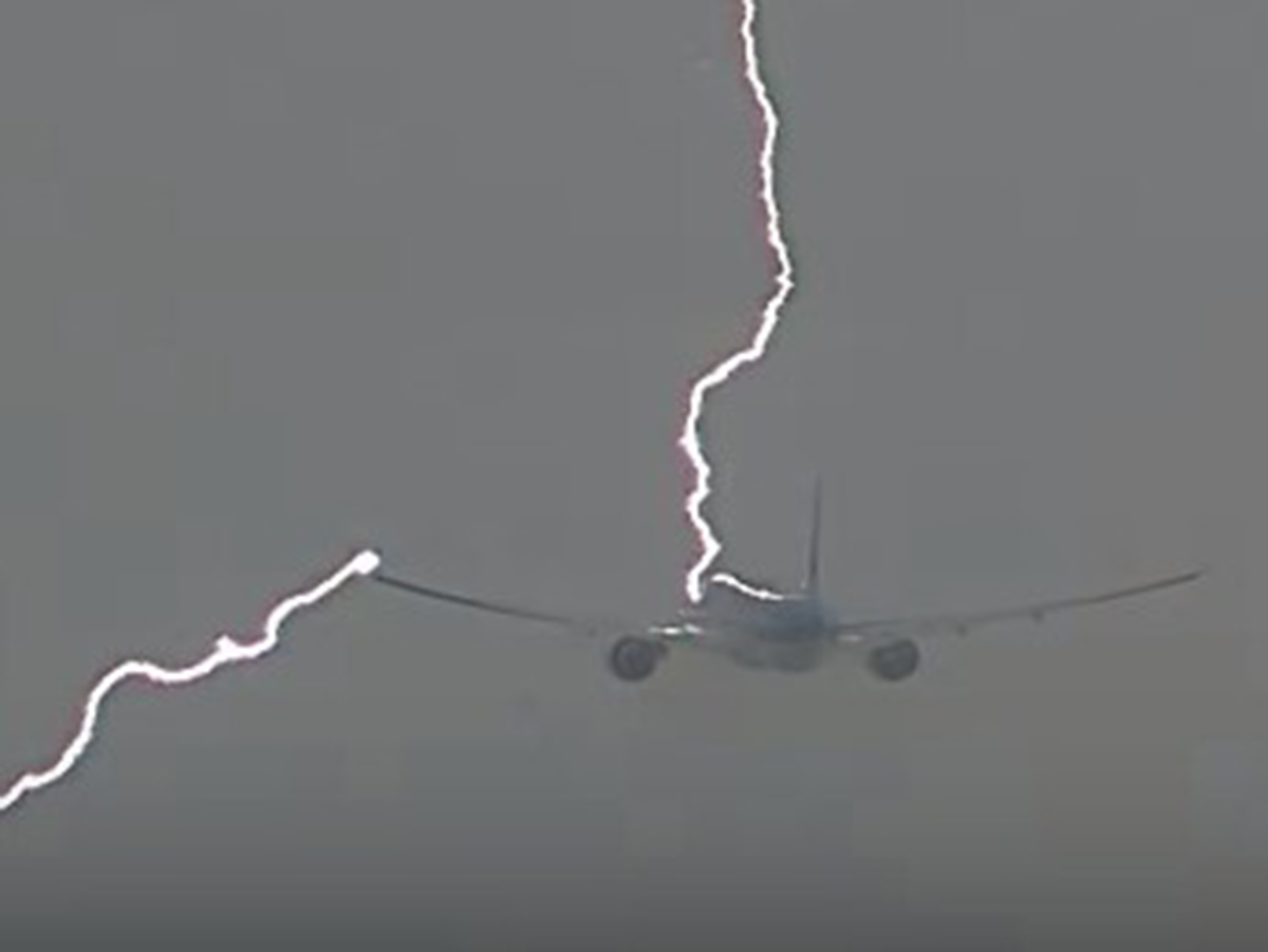 Молния ударила в самолет
