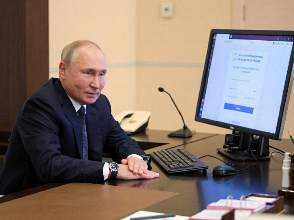 На часах Путина во время онлайн СМИ обнаружили другое число