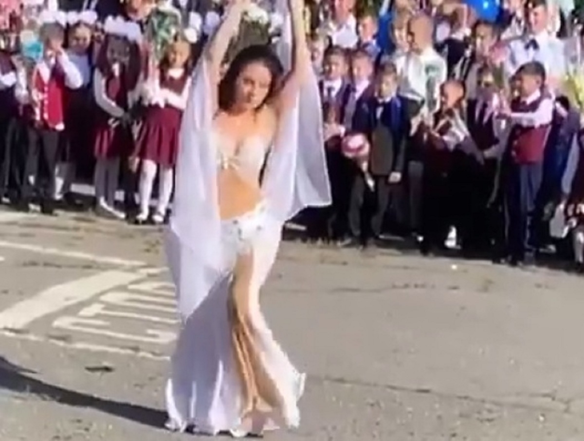 Первоклассникам в Хабаровске на школьной линейке показали танец живота