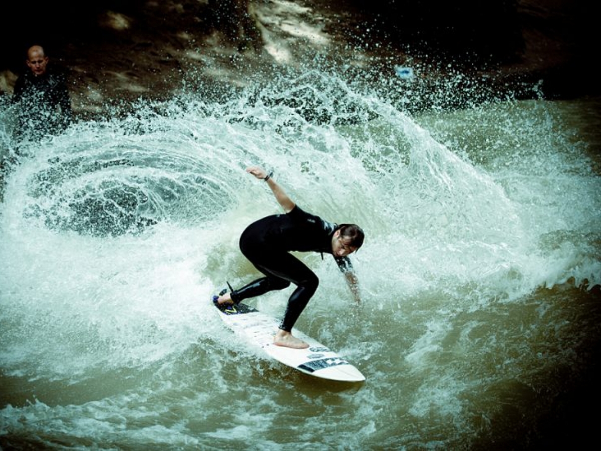 Австралиец катается по реке на серфе с парусом из зонта