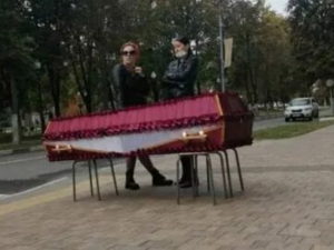 Жительница Подмосковья привезла гроб с телом сестры к мэрии Балашихи для получения разрешения на похороны