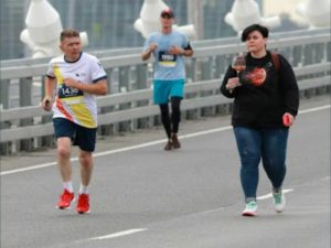 В крупнейшем марафоне Владивостока приняла участие женщина с огромным бокалом вина