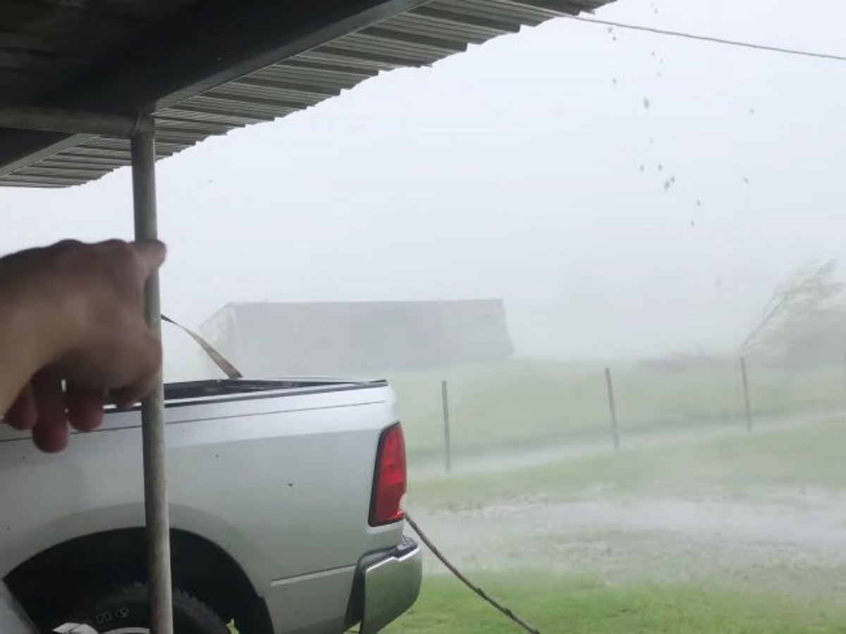 Ураган в Луизиане отправил в полет 18-тонный контейнер