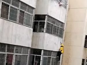 Курьер спас ребенка, забравшись на третий этаж без всякой страховки