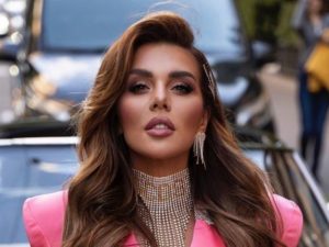 Анна Седокова в крошечном бикини восхитила поклонников роскошными формами