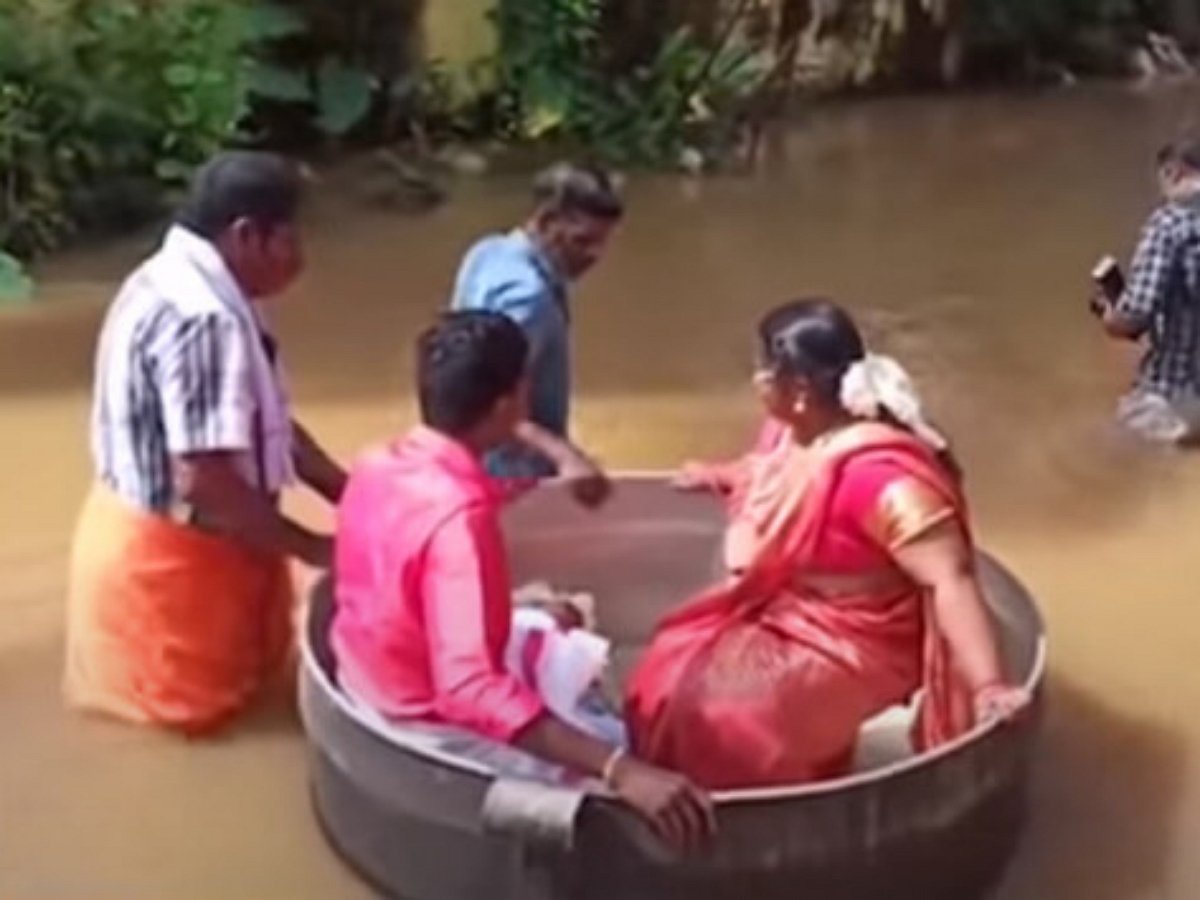 Молодожены поехали жениться в большом котле