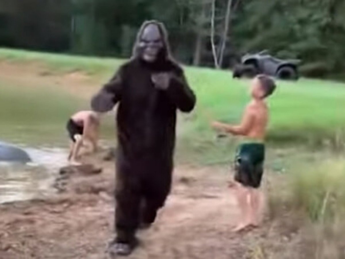 Родители разыграли недоверчивых детей, не верящих в Снежного человека