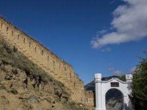 Стена Шамиля рухнула на глазах у туристов