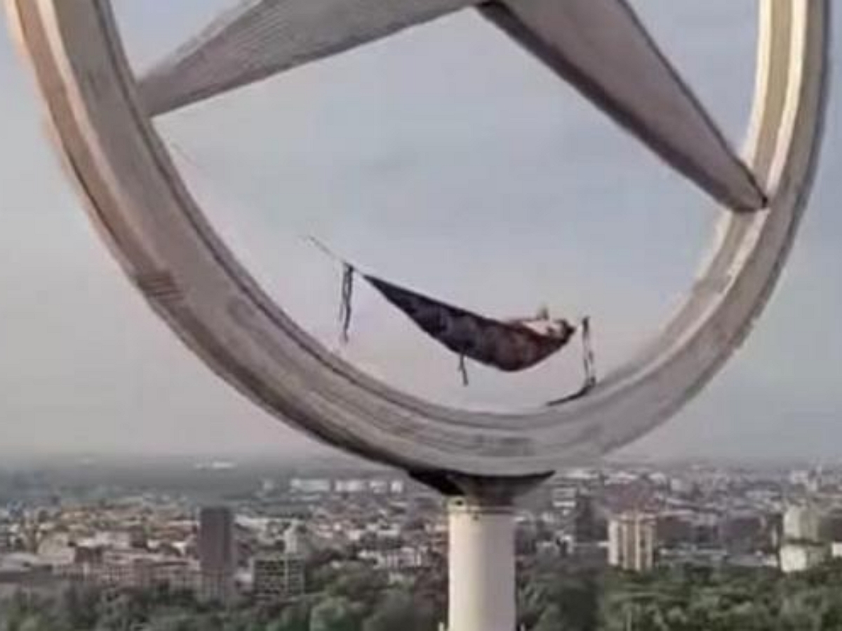 Мужчина, отдыхающий в гамаке на высоте 100 метров над землей, стал героем Сети
